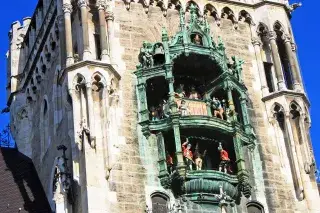 Glockenspiel im Rathausturm am Münchner Marienplatz Glockenspiel im Rathausturm am Münchner Marienplatz