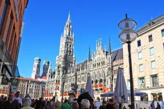 Der Münchner Marienplatz mit Neuem Rathaus und Türmen der Frauenkirche Der Münchner Marienplatz mit Neuem Rathaus und Türmen der Frauenkirche