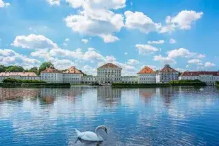 Schloss Nymphenburg Nymphenburger Schloss an einem Sommertag mit Schwan