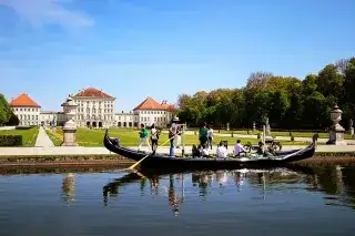 Eine Gondel vor Schloss Nymphenburg. Eine Gondel vor Schloss Nymphenburg.