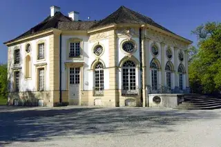 201202_Schlosspark_Nymphenburg_Parkburg_Shutterstock_47841499 Die Parkburg Badenburg im Nymphenburger Schlosspark.