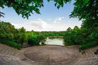 Die leere Seebühne im Westpark Die leere Seebühne im Westpark