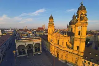 Luftaufnahme vom Odeonsplatz im Morgenlicht mit Theatinerkirche und Feldherrnhalle