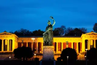 Bavaria-Statue und Ruhmeshalle an der Theresienwiese bei Nacht Bavaria-Statue und Ruhmeshalle an der Theresienwiese bei Nacht