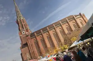 Auer Dult vor der Mariahilfkirche