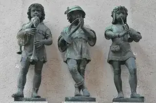 Historische Figuren am Karlstor Historische Figuren am Karlstor