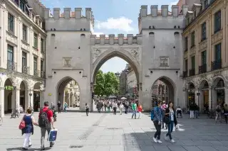 201214-karlstor-sonne_shutterstock_199904597 Karlstor am Karlsplatz/Stachus