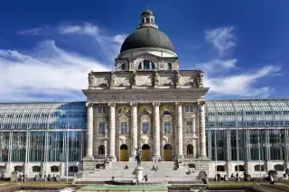 Bayerische Staatskanzlei im Sommer