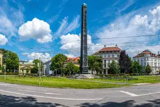 Karolinenplatz mit Obelisk