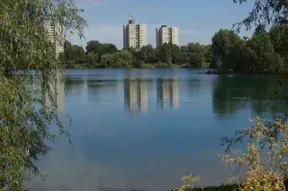 Blick auf die Hochhäuser vom Lerchenauer See