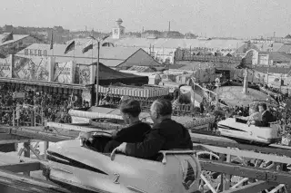 Oktoberfest 1964: Fahrt mit der Achterbahn mit Blick auf die Festwiese Oktoberfest 1964: Fahrt mit der Achterbahn mit Blick auf die Festwiese