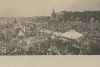 Oktoberfest 1905: Blick auf das Oktoberfest mit Pferderennen. Die Zuschauertribünen befinden sich auf den Hängen der Theresienhöhe. Oktoberfest 1905: Blick auf das Oktoberfest mit Pferderennen. Die Zuschauertribünen befinden sich auf den Hängen der Theresienhöhe.