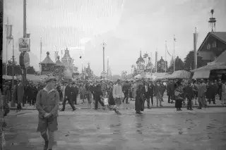 Oktoberfest 1927: Festbesucher auf der Bierbudenstraße am 22. September 1927 Oktoberfest 1927: Festbesucher auf der Bierbudenstraße am 22. September 1927