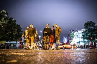 Besucher auf dem Heimweg vom Oktoberfest