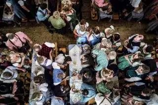 Wiesn-Gäste im Bierzelt auf dem Oktoberfest Wiesn-Gäste im Bierzelt auf dem Oktoberfest