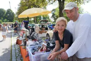 Mann und Frau an ihrem Verkaufsstand beim Flohmarkt im Olympiapark Mann und Frau an ihrem Verkaufsstand beim Flohmarkt im Olympiapark