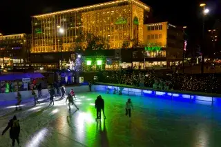 Eislaufen unter freiem Himmel beim Münchner Eiszauber am Stachus Eislaufen unter freiem Himmel beim Münchner Eiszauber am Stachus