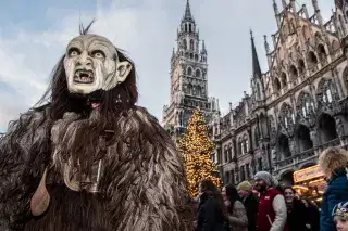 Krampus vor dem Rathaus am Marienplatz Krampus vor dem Rathaus am Marienplatz