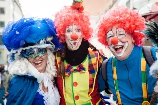 München Narrisch: Gute Laune Clown unter den verkleideten Faschingsgäste