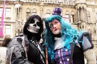 Verkleidete Besucher und Faschingsspaß bei München Narrisch