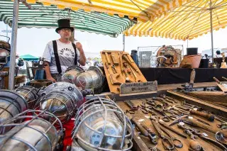 Kurioser Verkaufsstand auf dem Riesenflohmarkt auf der Theresienwiese