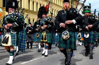 Dudelsack-Spieler im traditionellen Kilt auf der St. Patrick's Day Parade in München