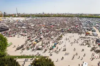 Panorama-Blick auf den Flohmarkt auf der Theresienwiese