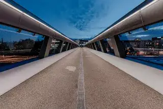 Der Arnulfsteg ist 240 Meter lang Der Arnulfsteg ist 240 Meter lang