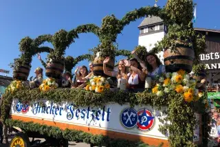 Einzug der Wiesnwirte: Der Wagen des Hacker Festzelt