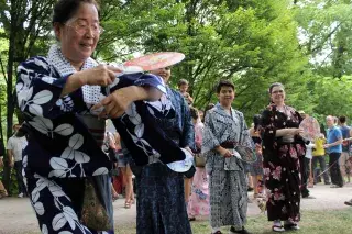 Japanerin im Kinono beim Japanfest am Japanischen Teehaus im Englischen Garten