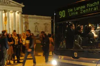 MVG Shuttlebus macht Halt am Königsplatz zur Langen Nacht der Museen