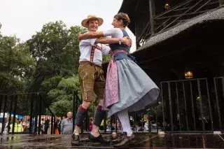 Ein Paar in Tracht tanzt beim Kocherlball am Chinesischen Turm Ein Paar in Tracht tanzt beim Kocherlball am Chinesischen Turm