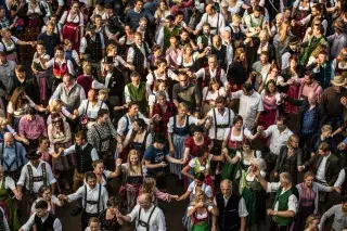 Besucher in Tracht beim Kocherlball am Chinesischen Turm