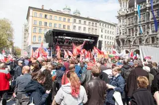 Publikum vor der Bühne beim Kulturfest am Marienplatz zum 1. Mai