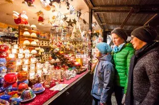 Besucher am Stand beim Neuhauser Weihnachtsmarkt am Rotkreuzplatz