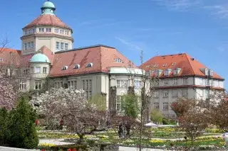 Das Haupthaus vom Botanischen Institut des Botanischen Gartens in München