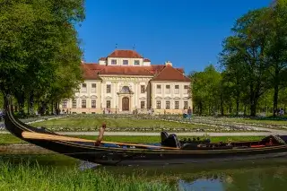 Eine Gondel vor Schloss Schleißheim.