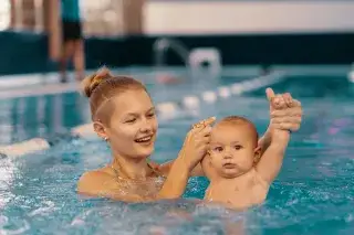 Babyschwimmen im Hallenbad