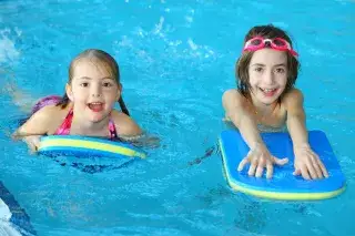 20200809_kinderschwimmen-schwimmbrett-westbad-SWM Kinderschwimmkurs im Münchner Westbad