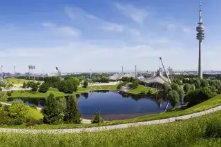 Der Münchner Olympiapark im Sommer