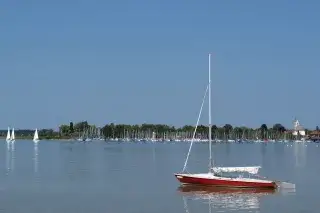 Ein Segelboot auf dem Chiemsee