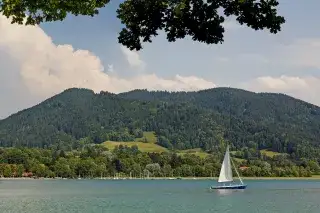 20200809_segeln_tegernsee_SusaZoom Shutterstock.com Ein Segelboot auf dem Tegernsee