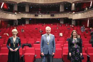Die neue Stadtspitze, v.l.: 2. Bürgermeisterin Katrin Habenschaden, Oberbürgermeister Dieter Reiter, 3. Bürgermeisterin Verena Dietl Die neue Stadtspitze, v.l.: 2. Bürgermeisterin Katrin Habenschaden, Oberbürgermeister Dieter Reiter, 3. Bürgermeisterin Verena Dietl