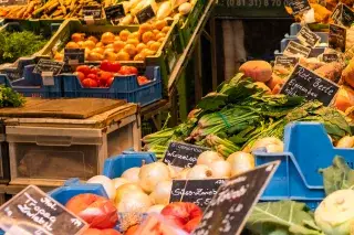 Großer Gemüsestand auf dem Viktualienmarkt in Pasing