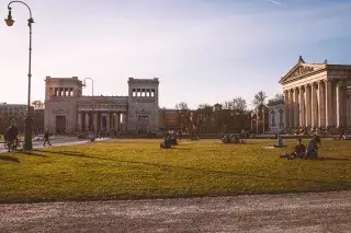 20201203-koenigsplatz-propyläen-wiese-4-3 Königsplatz in der Maxvorstadt