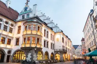 Das Hofbräuhaus am Platzl in der Abenddämmerung Das Hofbräuhaus am Platzl in der Abenddämmerung