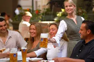 Kellnerin im Biergarten des Hofbräuhauses Kellnerin im Biergarten des Hofbräuhauses