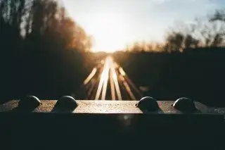 Sonnenuntergang mit Blick auf die Gleise vom Schmederersteg in Giesing