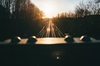 Blick auf die Gleise bei Sonnenuntergang vom Schmederersteg in Giesing