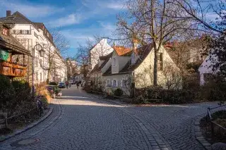 Menschen spazieren durch die Preysingstraße in Haidhausen